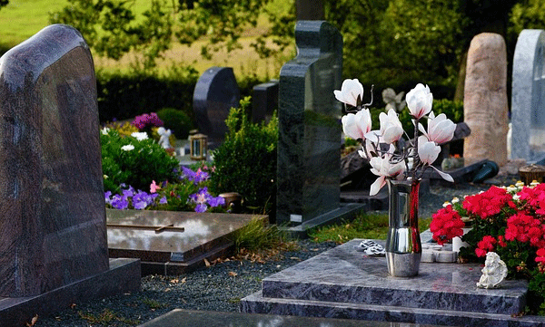 woman-sleeps-on-husbands-grave-for-eight-months-in-usa