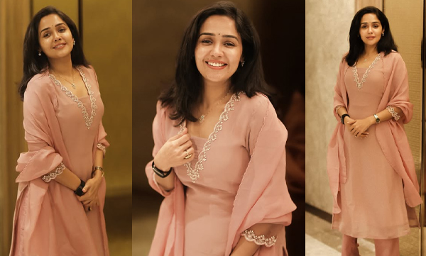 Anaya simple look in salwar goes trending