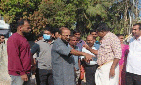 protest-by-locals-in-kanhangad-against-nh-construction-company