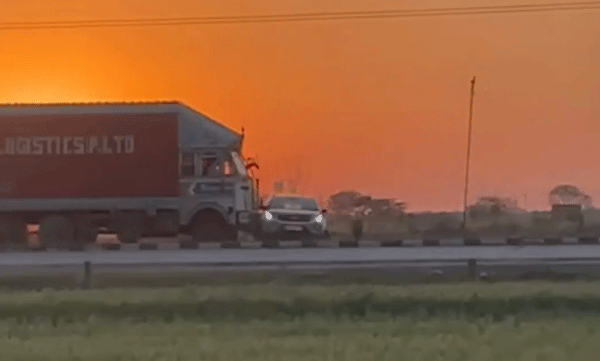 truck-drags-car-for-more-than-one-km-in-gwalior-highway