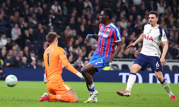 Mickey van de Ven cheated...! Conceded three goals in 12 minutes; Tottenham on the verge of relegation