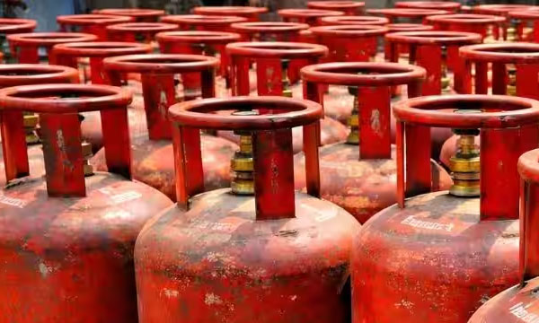 Cooking gas crisis is worsening; Country facing LPG shortage; Center is trying to solve it