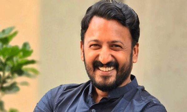 റാന്നിയിൽ യുഡിഎഫ് സ്ഥാനാർത്ഥിയുടെ റോഡ് ഷോയ്ക്ക് ഒരുക്കങ്ങൾ നടക്കുന്നതിനിടെ രാഹുൽ മാങ്കൂട്ടത്തിൽ എത്തിയതോടെ സ്ഥലത്ത് ആശയക്കുഴപ്പം. റോഡ് ഷോ ആരംഭിക്കാനിരിക്കെ വാഹനത്തിലെത്തിയ രാഹുലിനെ പ്രവർത്തകർ വളഞ്ഞു.
rahul-mangkootatil-car-during-udf-candidate-road-show-in-pathanamthitta