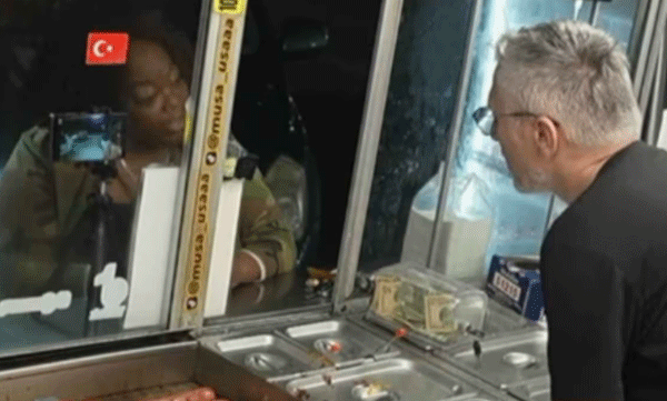 viral-video-mother-returns-money-stolen-by-son-at-restaurant