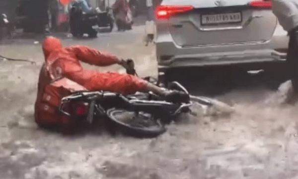 heavy-rain-in-pune-delivery-boy-falls-from-bike-locals-helps-him-viral-video