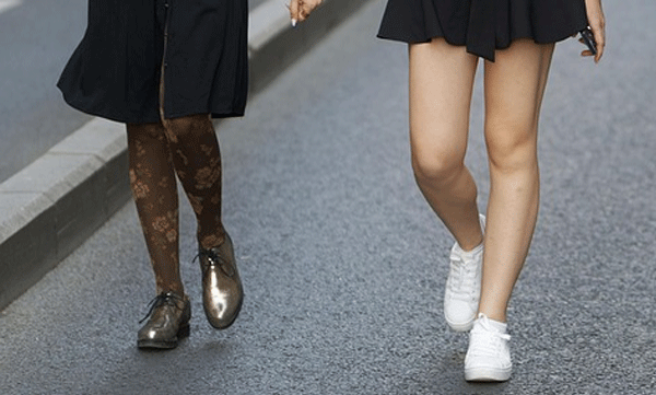 what-is-the-wrong-shoe-theory-that-is-trending-in-the-fashion-industry