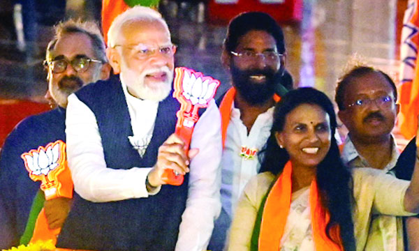 Modi was welcomed in Thiruvalla with a 200 kg lotus garland