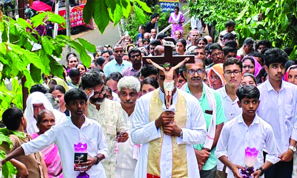 Thousands march in Thumpachi with the Way of the Cross
