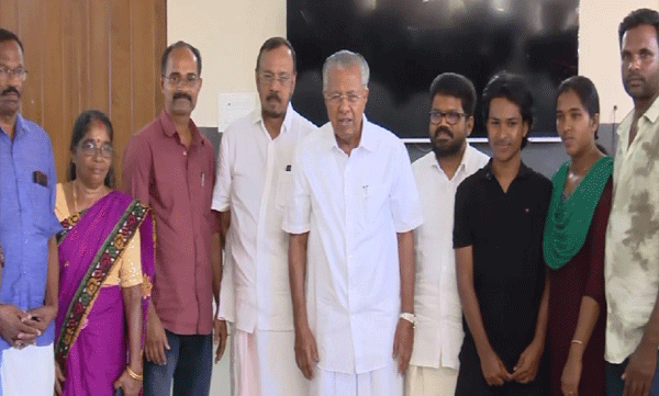 churalmala-disaster-victims-reach-dharmadam-to-meet-the-chief-minister