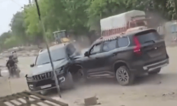 viral-video-when-a-fight-between-friends-spills-onto-the-road