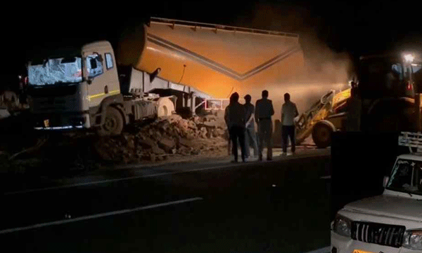 five-people-die-in-a-tragic-accident-after-a-truck-lost-control-and-hit-a-tree-in-madhya-pradesh