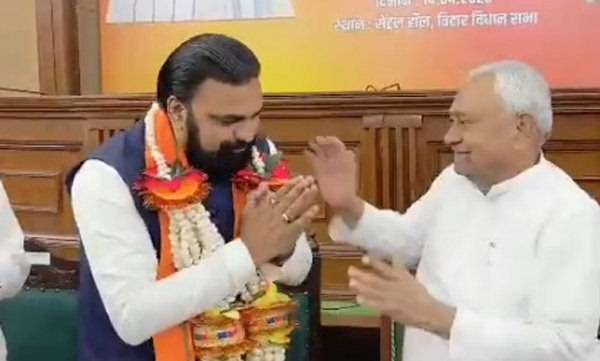 Vows to oust Nitish; finally appointed as successor