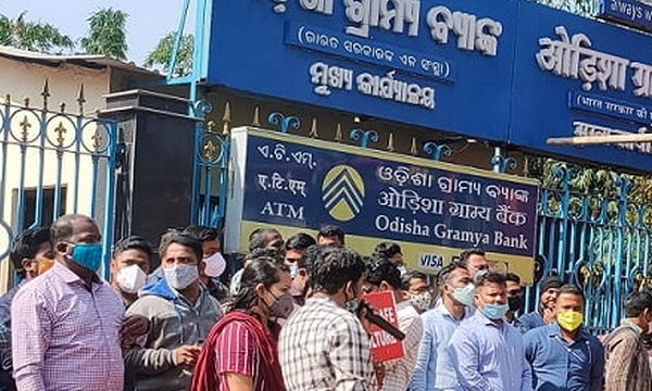 Man carries sister's skeleton to Bank 