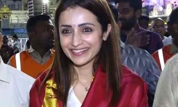 trisha-visits-tirupati-wearing-a-shawl-in-the-colors-of-the-tvk-flag-on-her-birthday