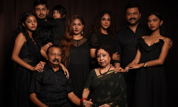 poornima-indrajith-family-photo-from-fathers-80-th-birthday.