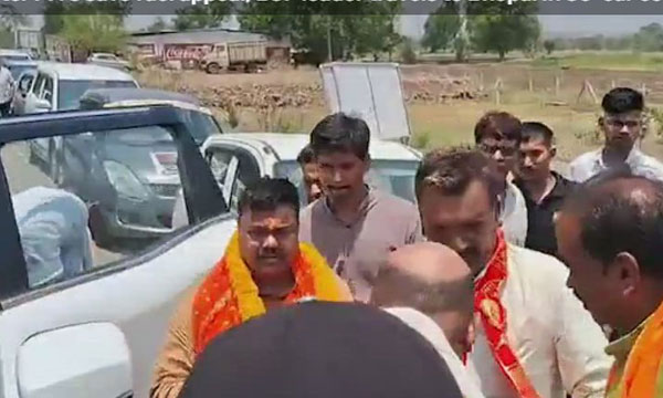 BJP leader travels to Bhopal in 50-car convoy