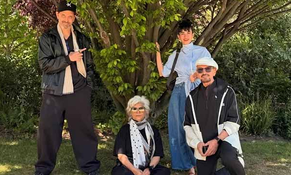 hrithik-roshan-celebrates-mothers-day-with-parents-and-girlfriend-saba-azad-in-france