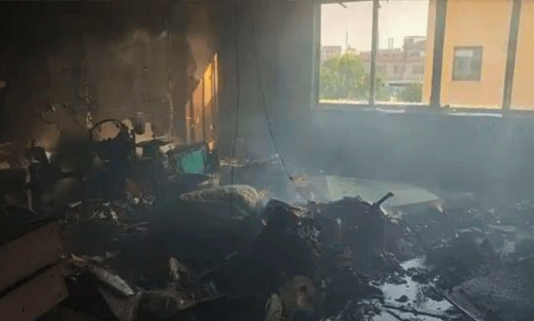 parent-bring-child-to-office-plays-with-fire-destroy-office