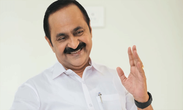 kerala-chief-minister-official-vehicle-black-car-is-also-changing-police-taken-over-black-innova-cars