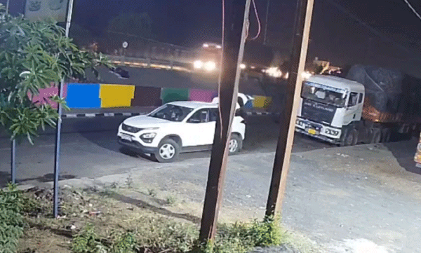 viral-video-lorry-driver-held-at-sword-point-for-stealing-diesel
