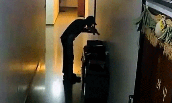 watch-he-kissed-the-bat-before-returning-to-work-blinkit-delivery-boys-silent-cricket-moment-leaves-internet-emotional