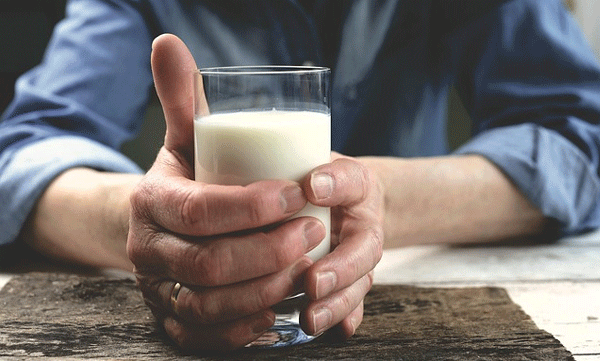 should-you-drink-milk-before-bed-gastroenterologist-reveals-if-it-actually-improves-sleep