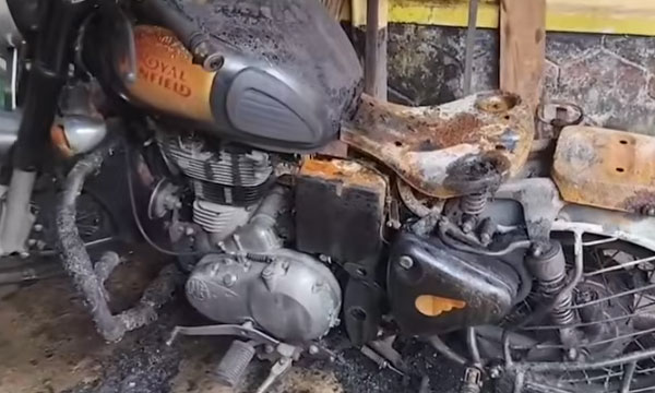 ഉറപ്പിച്ച വിവാഹത്തില്‍ നിന്നും പിന്മാറി ; പോലീസുകാരന്റെ പോര്‍ച്ചിലിരുന്ന ബൈക്ക് കത്തിച്ചു ; എന്‍ട്രന്‍സ് കോച്ചിംഗിന് പഠിക്കുന്ന യുവതികള്‍ പിടിയില്‍