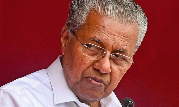 പിണറായിയുടെ പരിപാടിയിൽ വന്ദേമാതരം മുഴുവനായി ആലപിച്ചു; പ്രതിഷേധം മറന്നോ?