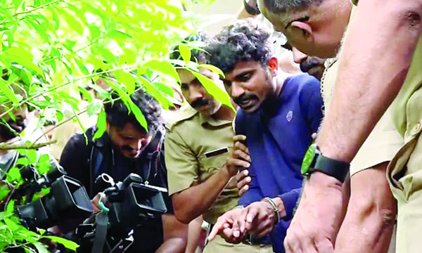 കുഞ്ഞിന്റെ ഇരുകൈകളും ഒടിഞ്ഞ് പ്ലാസ്റ്ററിട്ടിരുന്നു ; കാല്പ്പാദങ്ങളിലും കൈകളിലും മുതുകിലുമൊക്കെ ലൈറ്റര് ഉപയോഗിച്ച് പൊള്ളിച്ച പാടുകള്