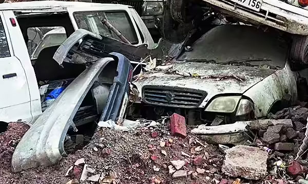 കേടായി വഴിയരികില് കിടന്ന കാര് ഉടമയറിയാതെ അജ്ഞാതന് ആക്രിക്കടക്കാര്ക്ക് വിറ്റു ; ജെസിബിയും ലോറിയുമായി പൊളിക്കാന് വന്നപ്പോള് കുടുങ്ങി