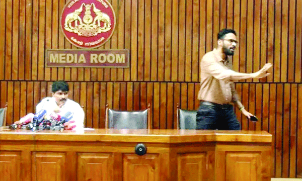 മന്ത്രിക്കൊപ്പം മാധ്യമപ്രവര്‍ത്തകനെ വാഹനമിടിപ്പിച്ച് കൊന്ന കേസിലെ പ്രതി ; 'കൊലയാളിയെ മന്ത്രി ഒപ്പമിരുത്തരുത്' എന്നാവശ്യപ്പെട്ടു പ്രതിഷേധം 