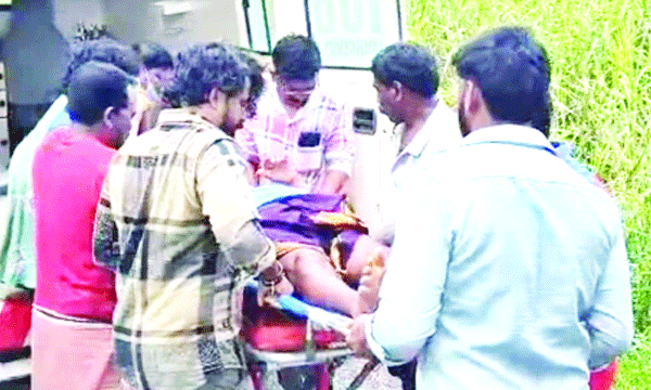 വീട്ടിലേക്ക് നടപ്പാത മാത്രം ; മാര്ഗ്ഗതടസ്സമായി ഒരു പോസ്റ്റും ; രോഗിയെ ആംബുലന്സില് എത്തിക്കാന് നാട്ടുകാര് കയ്യിലെടുത്ത് നടന്നത് 500 മീറ്റര്