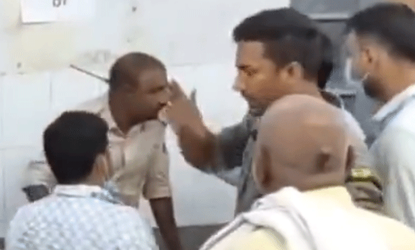 തലയ്ക്ക് പിന്നില് തറച്ച അമ്പുമായി പോലീസ് ഉദ്യോഗസ്ഥന് ആശുപത്രിയില്: ബീഹാറില് നിന്നുള്ള ഞെട്ടിക്കുന്ന ദൃശ്യങ്ങള് പുറത്ത്