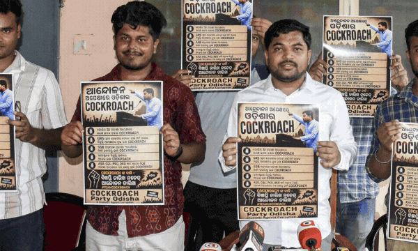 ധര്‍മ്മേന്ദ്രപ്രധാന്‍ രാജിവെയ്ക്കണം ; ​​ ജന്തര്‍മന്ദര്‍ നിറഞ്ഞ് പാറ്റകള്‍ ; സുരക്ഷയ്ക്കായി 2000 പോലീസുകാര്‍