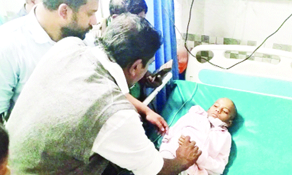 തുമ്പിക്കൈയില് ആന ചുഴറ്റി എറിഞ്ഞു, രക്ഷന് ചെന്നുവീണത് പുല്ലില് ; സ്കൂള്ബസ് കയറാന് പിന്നാലെ എത്തിയ രക്ഷിണ കണ്ടത് നെഞ്ചുലയ്ക്കുന്ന കാഴ്ച