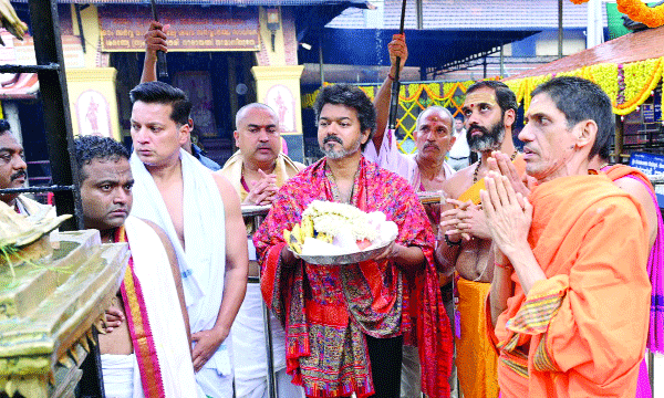മൂകാംബിക ദേവിക്ക് വഴിപാടായി വെള്ളിവാള്‍ ; എം.ജി.ആറിനും ജയലളിതയ്ക്കും പിന്നാലെ പതിവ് തെറ്റിക്കാതെ വിജയ്‌യും