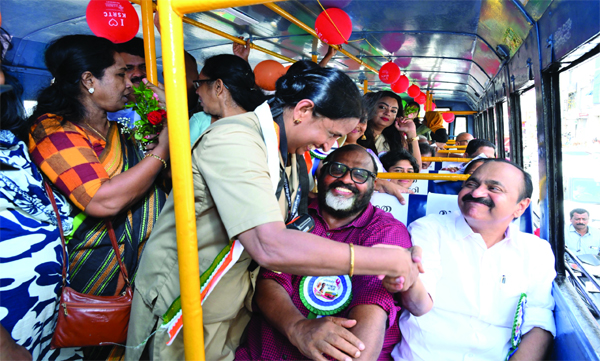 സൗജന്യയാത്ര ഔദാര്യമല്ല; ആദരം: മുഖ്യമന്ത്രി