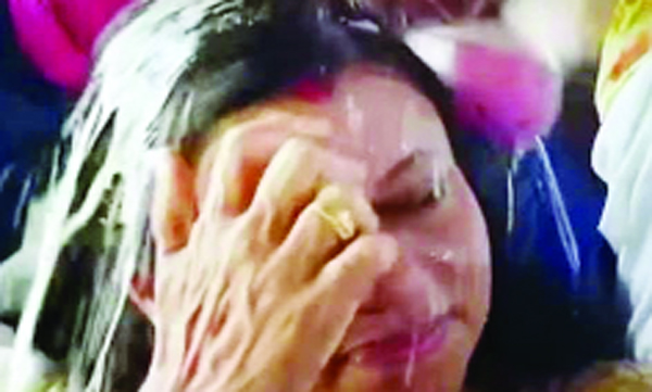 മന്ത്രിയുടെ തലയില് പായസം വീണു