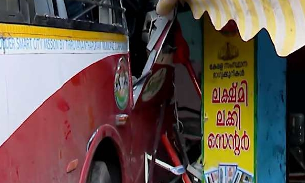 നിയന്ത്രണം വിട്ട കെഎസ്ആർടിസി ബസ് കടയിലേക്ക് ഇടിച്ചുകയറി 3 പേര്ക്ക് പരിക്ക്; ഡ്രൈവർക്ക് ഗുരുതര പരിക്ക്