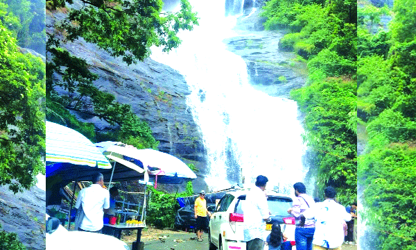 വിനോദസഞ്ചാരികള്‍ക്ക് കണ്‍കുളിര്‍ക്കും കാഴ്ചകള്‍ ; എട്ട് കൂറ്റന്‍ പാറക്കെട്ടുകളില്‍ തട്ടി പാല്‍ കണികകള്‍; സജീവമായി ചീയപ്പാറ വെള്ളച്ചാട്ടം