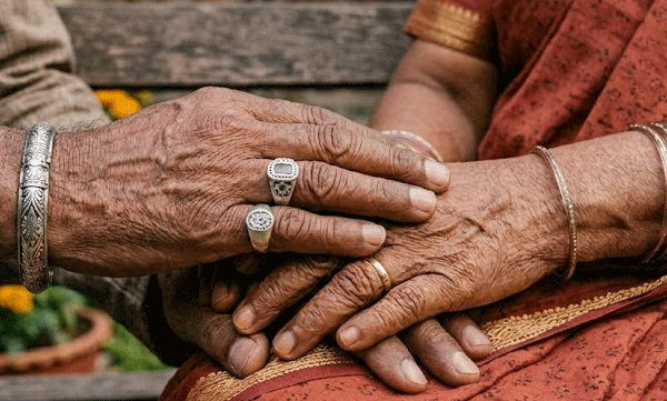 സിനിമയെ വെല്ലുന്ന ക്ലൈമാക്‌സ്: 48 വര്‍ഷം മുന്‍പ് കാണാതായ ഭാര്യ മുന്നില്‍, പുനഃസംഗമത്തിന് വഴിയൊരുക്കിയത് ആ ഒരൊറ്റ അടയാളം