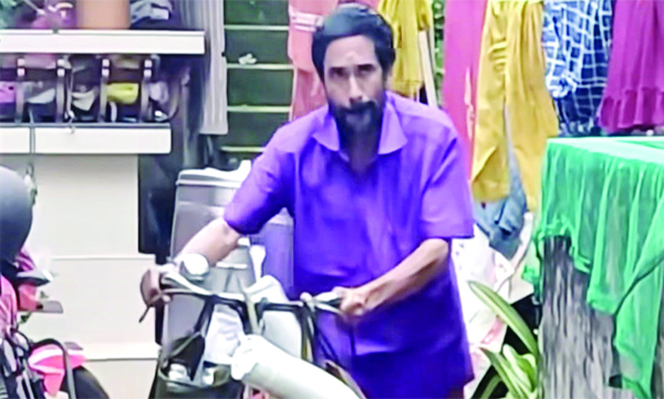 അപകടത്തില്പ്പെട്ട യുവതിയുടെ മാനംകാത്ത് ചായ വില്പ്പനക്കാരന്