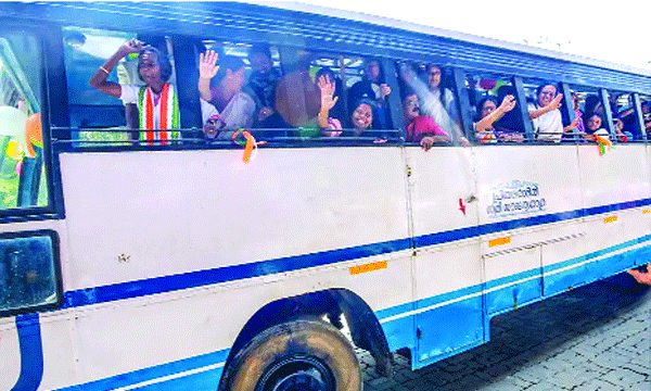 പ്രിയദര്ശിനി ഹിറ്റായി...60 ശതമാനം സ്ത്രീ യാത്രക്കാരും പോയി ; കെ.എസ്.ആര്.ടി.സി.യും ഓടുന്ന റൂട്ടുകളില് വരുമാനം പാളി സ്വകാര്യ ബസുകള്
