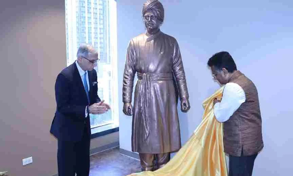 ഷിക്കാഗോ ഇന്ത്യൻ കോൺസുലേറ്റിൽ സ്വാമി വിവേകാനന്ദന്റെ പൂർണ്ണകായ പ്രതിമ അനാച്ഛാദനം ചെയ്തു