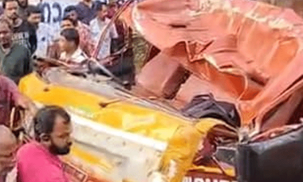 മണ്ണുകയറ്റിവന്ന ടിപ്പര് ബസ് സ്റ്റോപ്പിലേക്ക് ഇടിച്ചുകയറി ; മൂന്ന് പേര് മരണമടഞ്ഞു, രണ്ടുപേരുടെ നില ഗുരുതരം