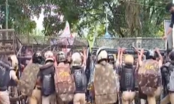 എസ്എഫ്ഐ മാർച്ചിനിടെ ബാരിക്കേഡിൽ കുടുങ്ങി പൊലീസുകാരന്റെ കൈവിരൽ അറ്റു