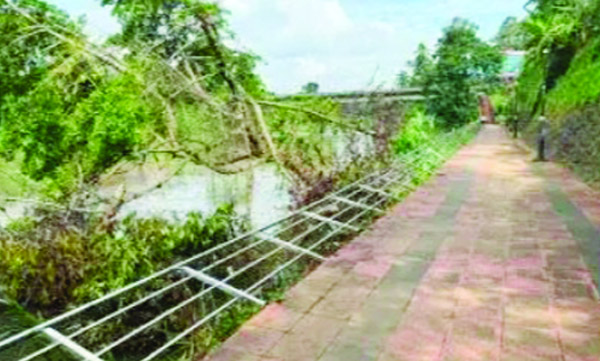 പുഴയോര നടപ്പാതയുടെ കൈവരി തകര്‍ന്നിട്ട്‌ 
ഒരുമാസം; തിരിഞ്ഞ്‌ നോക്കാതെ അധികൃതര്‍