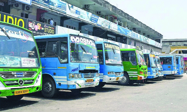 പ്രിയദര്‍ശനി വയറ്റത്തടിച്ചെന്ന് സ്വകാര്യബസ് മേഖല ; പലയിടത്തും ബസ് തൊഴിലാളികളുടെ വേതനം വെട്ടിക്കുറച്ചു, 1200 രൂപ കിട്ടിയിടത്ത് 600 രൂപയാക്കി