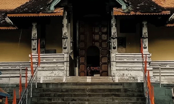 പ്രധാനം ഭക്തരുടെ കൈനീട്ടം ; രണ്ടുമാസം കൊണ്ടു ലഭിക്കുന്ന വരുമാനം ശമ്പളത്തേക്കാള് കൂടുതല് ; ആറന്മുള വള്ളസദ്യ ഡ്യൂട്ടിക്ക് വേണ്ടി ദേവസ്വം ബോര്ഡില് പിടിവലി