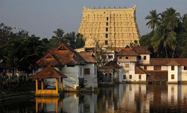 ശ്രീപത്മനാഭസ്വാമി ക്ഷേത്രത്തിൽ സ്ത്രീകൾക്ക് ചുരിദാർ അനുവദിക്കില്ല; പരമ്പരാഗത വസ്ത്രധാരണം തുടരും
